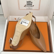 Hermès/爱马仕26WF新品双H扣V口尖头后空平底高跟凉鞋 双H金扣镌刻品牌基因V口剪裁悄悄修饰腿型 Hermès/爱马仕26WF新品双H扣V口尖头后空平底高跟凉鞋 双H金扣镌刻品牌基因V口剪裁悄悄修饰腿型