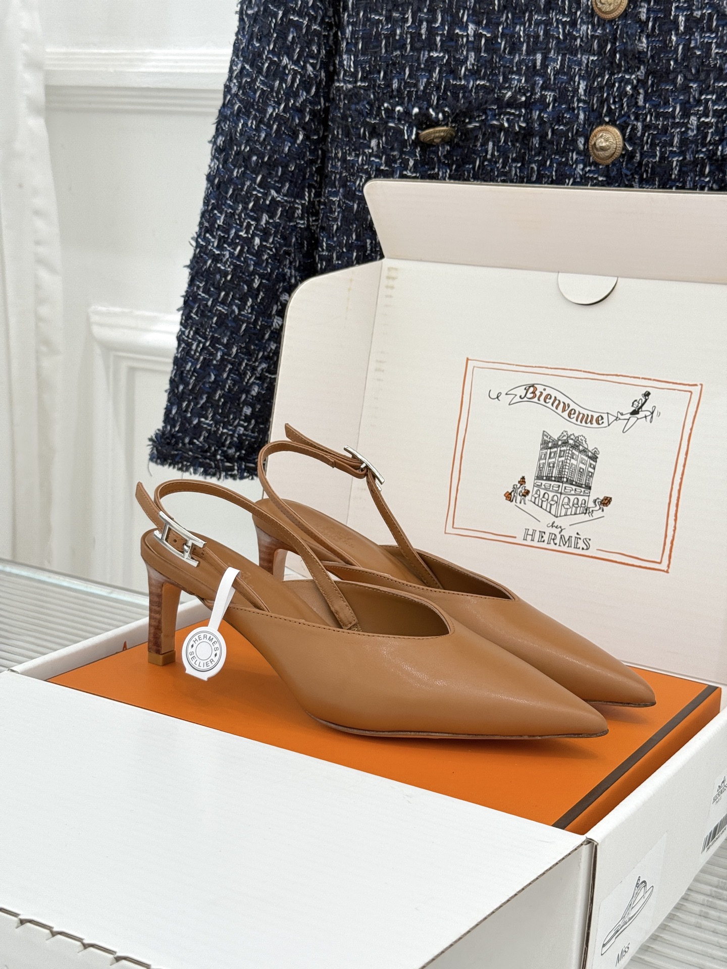 Hermès/爱马仕26WF新品双H扣V口尖头后空平底高跟凉鞋 双H金扣镌刻品牌基因V口剪裁悄悄修饰腿型