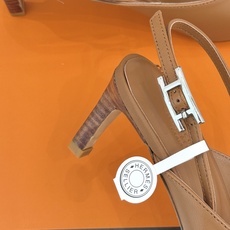 Hermès/爱马仕26WF新品双H扣V口尖头后空平底高跟凉鞋 双H金扣镌刻品牌基因V口剪裁悄悄修饰腿型 Hermès/爱马仕26WF新品双H扣V口尖头后空平底高跟凉鞋 双H金扣镌刻品牌基因V口剪裁悄悄修饰腿型