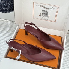 Hermès/爱马仕26WF新品双H扣V口尖头后空平底高跟凉鞋 双H金扣镌刻品牌基因V口剪裁悄悄修饰腿型 Hermès/爱马仕26WF新品双H扣V口尖头后空平底高跟凉鞋 双H金扣镌刻品牌基因V口剪裁悄悄修饰腿型
