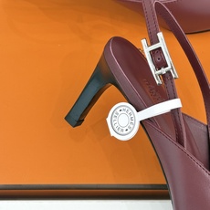 Hermès/爱马仕26WF新品双H扣V口尖头后空平底高跟凉鞋 双H金扣镌刻品牌基因V口剪裁悄悄修饰腿型 Hermès/爱马仕26WF新品双H扣V口尖头后空平底高跟凉鞋 双H金扣镌刻品牌基因V口剪裁悄悄修饰腿型