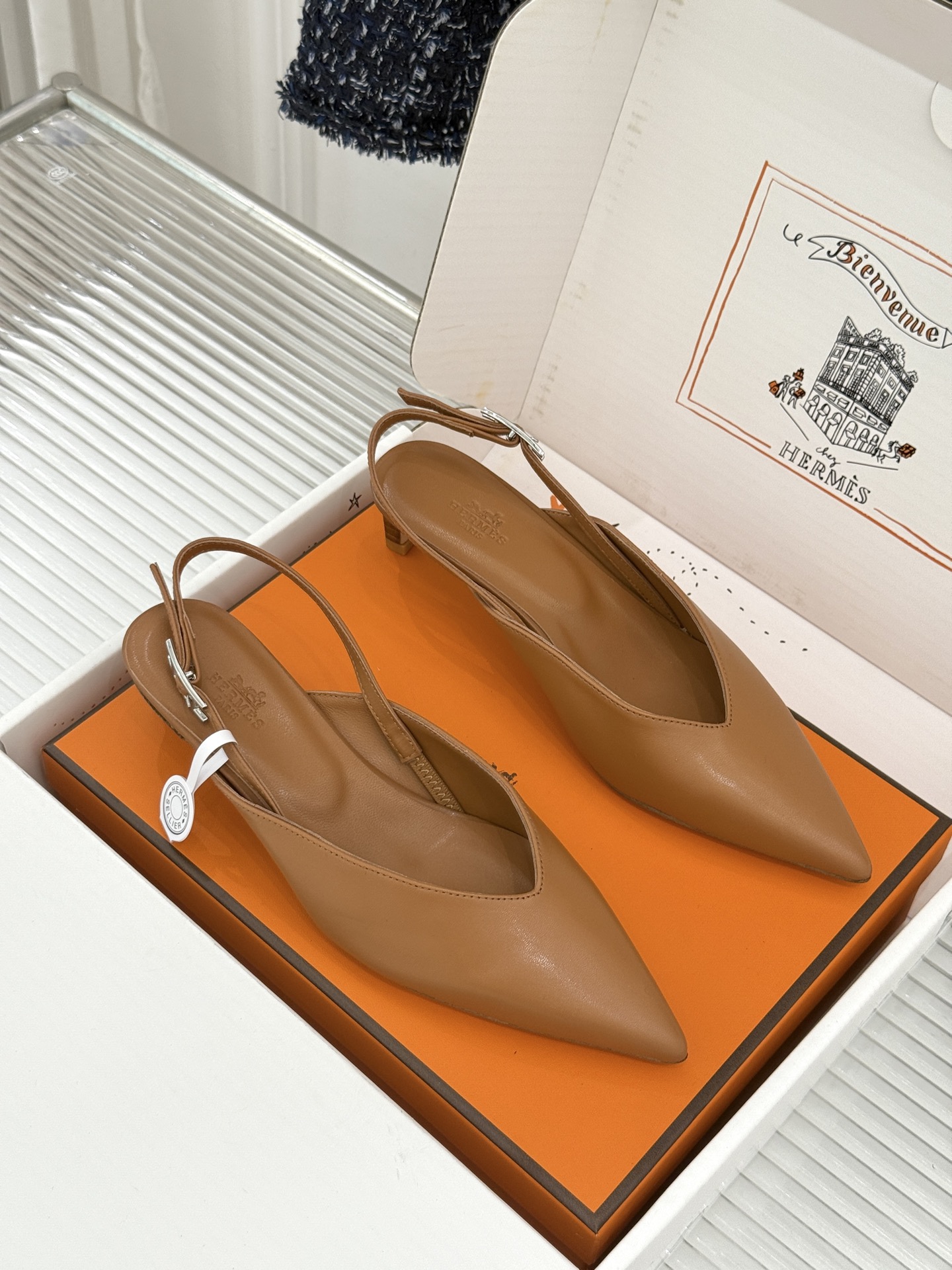 Hermès/爱马仕26WF新品双H扣V口尖头后空平底高跟凉鞋 双H金扣镌刻品牌基因V口剪裁悄悄修饰腿型