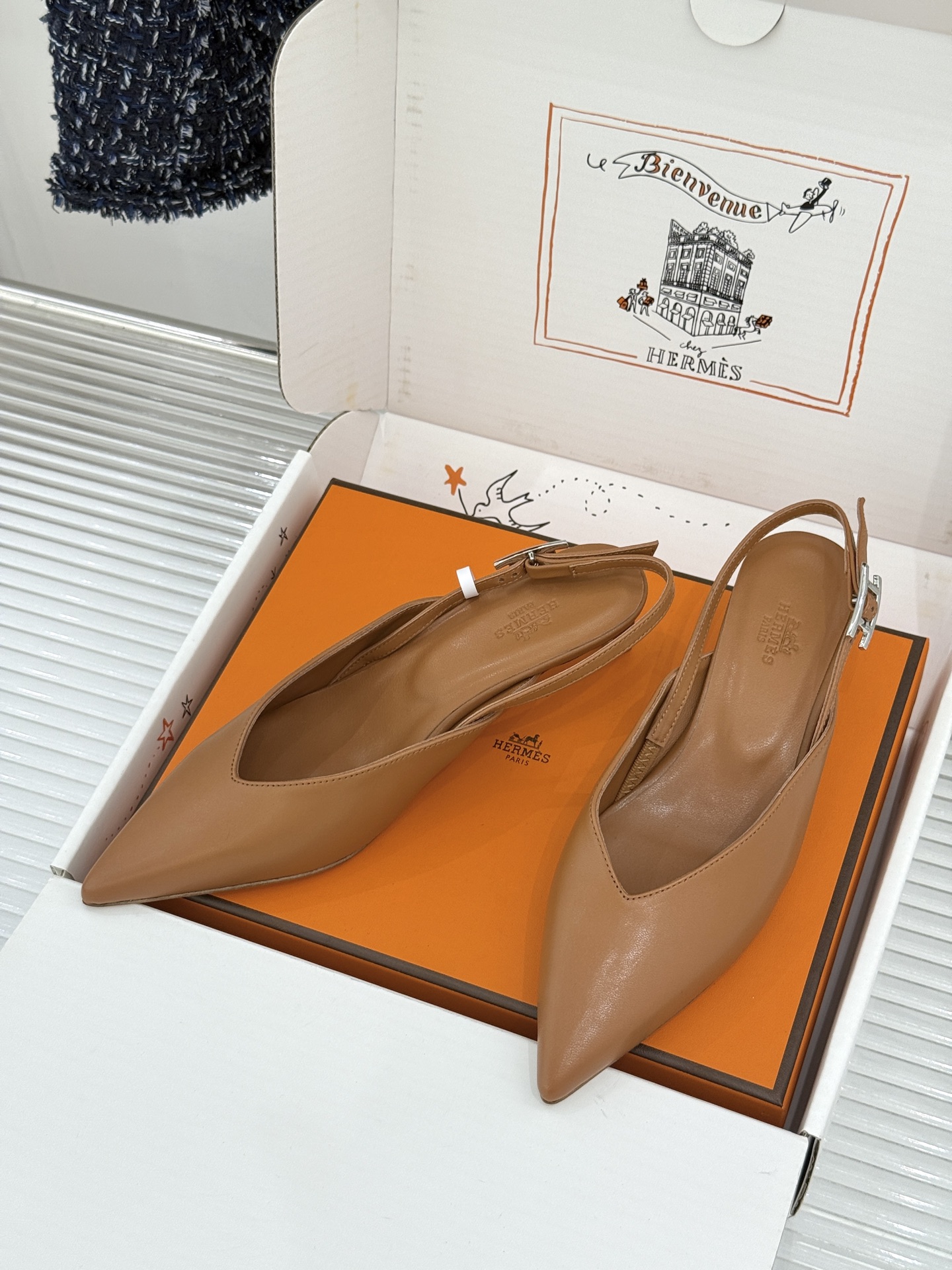 Hermès/爱马仕26WF新品双H扣V口尖头后空平底高跟凉鞋 双H金扣镌刻品牌基因V口剪裁悄悄修饰腿型
