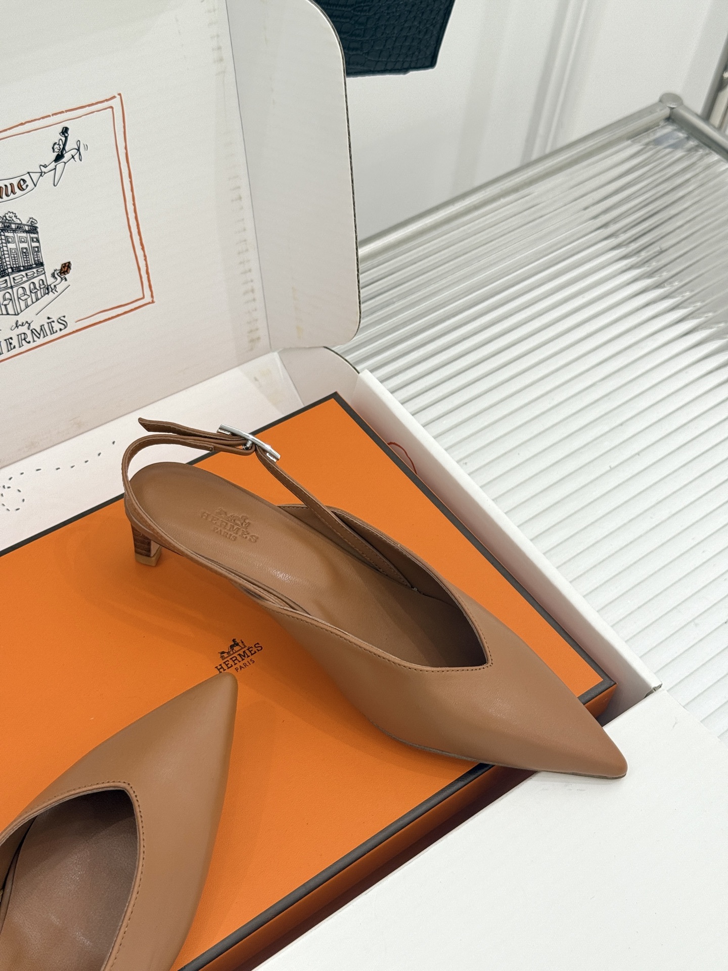 Hermès/爱马仕26WF新品双H扣V口尖头后空平底高跟凉鞋 双H金扣镌刻品牌基因V口剪裁悄悄修饰腿型