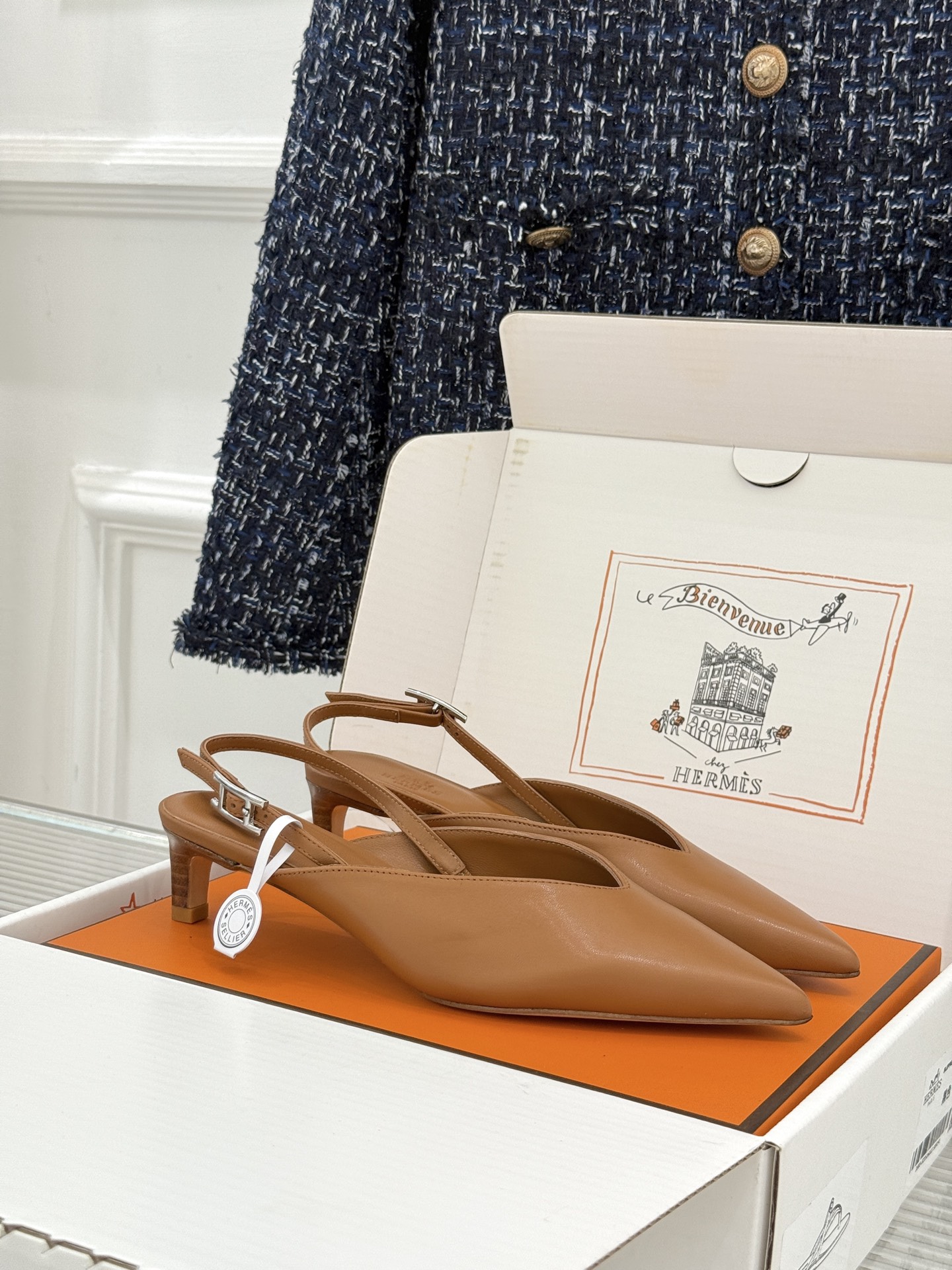 Hermès/爱马仕26WF新品双H扣V口尖头后空平底高跟凉鞋 双H金扣镌刻品牌基因V口剪裁悄悄修饰腿型