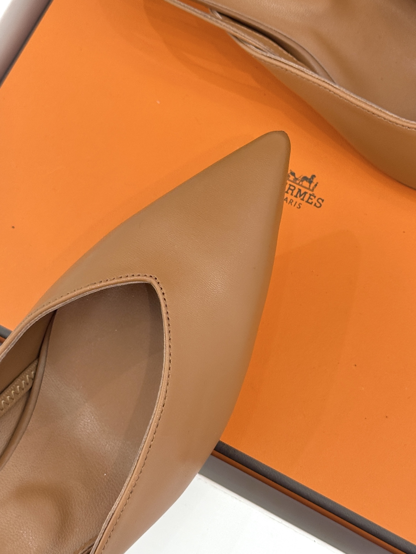 Hermès/爱马仕26WF新品双H扣V口尖头后空平底高跟凉鞋 双H金扣镌刻品牌基因V口剪裁悄悄修饰腿型