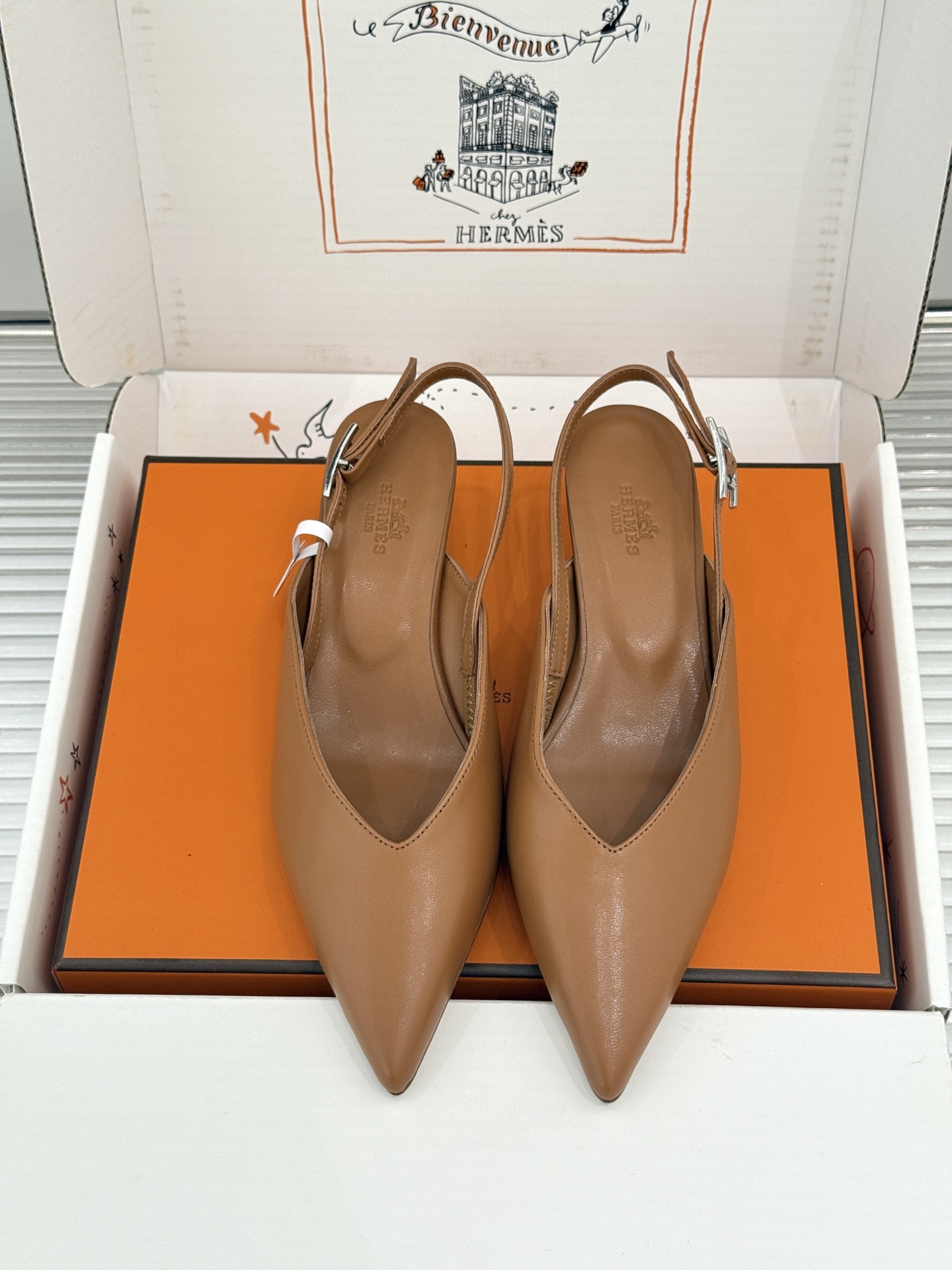 Hermès/爱马仕26WF新品双H扣V口尖头后空平底高跟凉鞋 双H金扣镌刻品牌基因V口剪裁悄悄修饰腿型