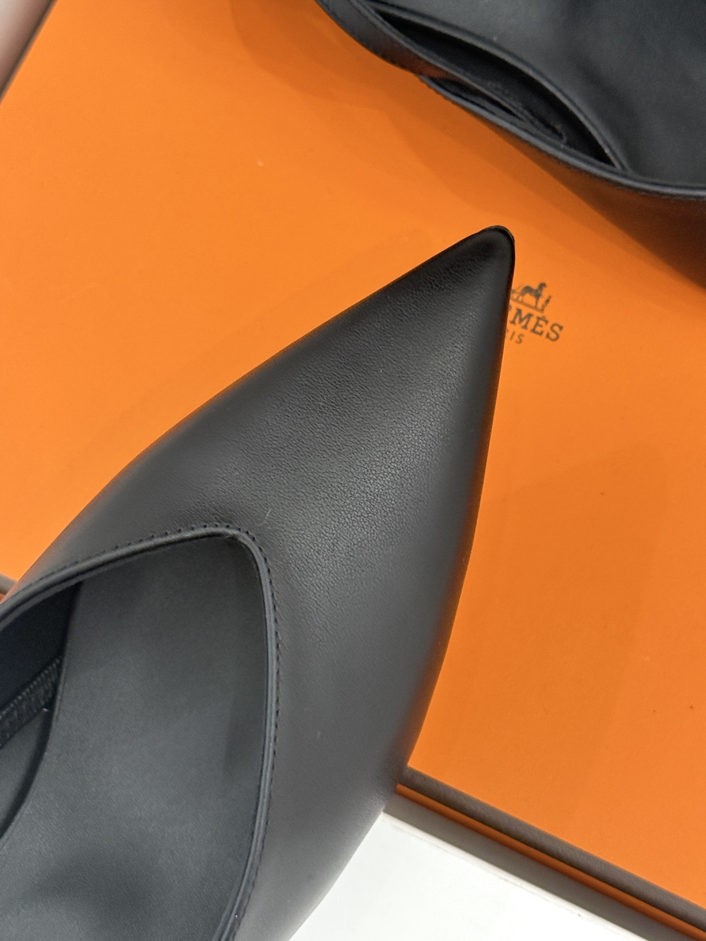 Hermès/爱马仕26WF新品双H扣V口尖头后空平底高跟凉鞋 双H金扣镌刻品牌基因V口剪裁悄悄修饰腿型 Hermès/爱马仕26WF新品双H扣V口尖头后空平底高跟凉鞋 双H金扣镌刻品牌基因V口剪裁悄悄修饰腿型