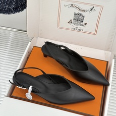 Hermès/爱马仕26WF新品双H扣V口尖头后空平底高跟凉鞋 双H金扣镌刻品牌基因V口剪裁悄悄修饰腿型 Hermès/爱马仕26WF新品双H扣V口尖头后空平底高跟凉鞋 双H金扣镌刻品牌基因V口剪裁悄悄修饰腿型