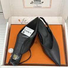 Hermès/爱马仕26WF新品双H扣V口尖头后空平底高跟凉鞋 双H金扣镌刻品牌基因V口剪裁悄悄修饰腿型 Hermès/爱马仕26WF新品双H扣V口尖头后空平底高跟凉鞋 双H金扣镌刻品牌基因V口剪裁悄悄修饰腿型