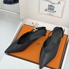 Hermès/爱马仕26WF新品双H扣V口尖头后空平底高跟凉鞋 双H金扣镌刻品牌基因V口剪裁悄悄修饰腿型 Hermès/爱马仕26WF新品双H扣V口尖头后空平底高跟凉鞋 双H金扣镌刻品牌基因V口剪裁悄悄修饰腿型