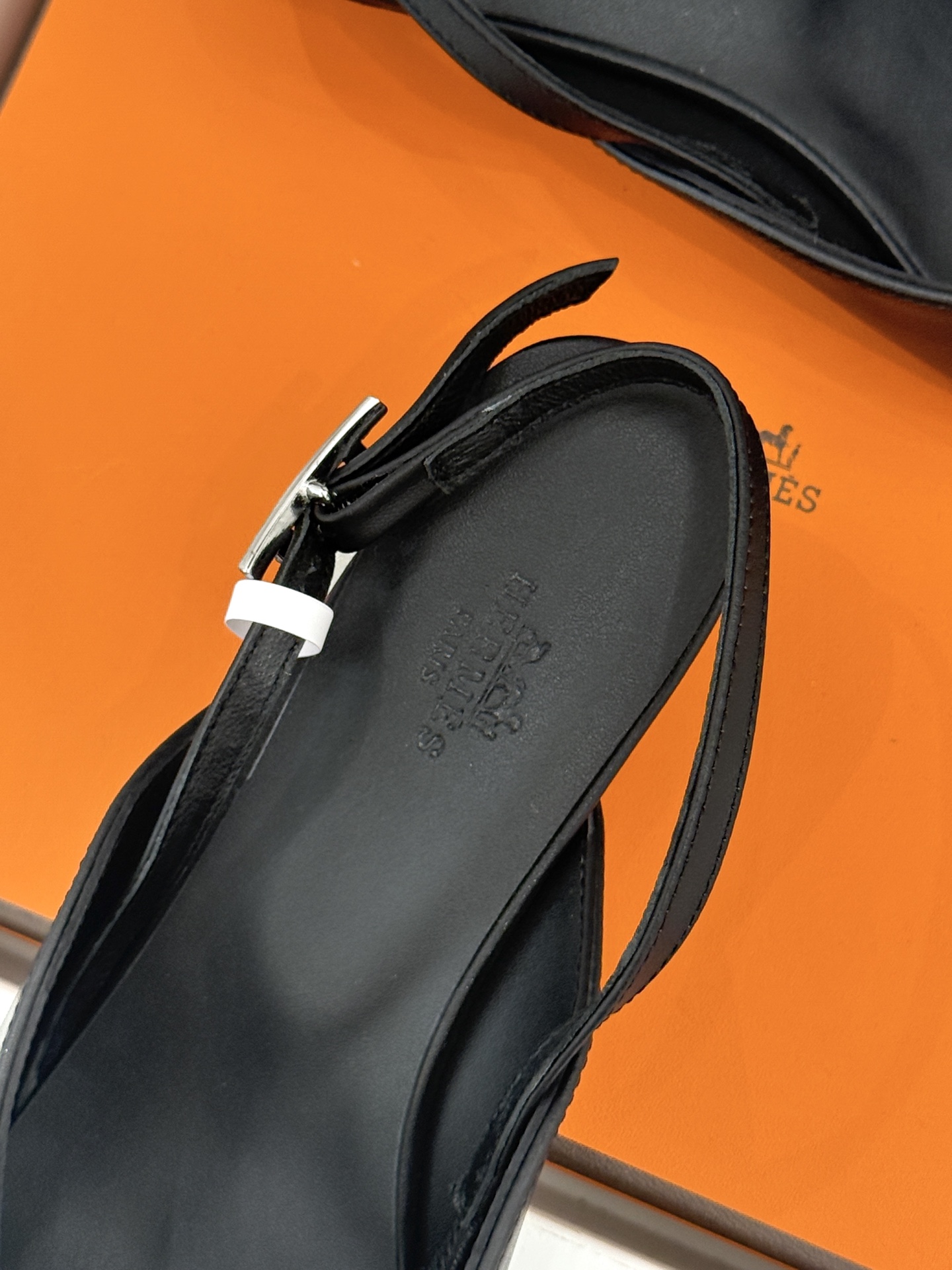 Hermès/爱马仕26WF新品双H扣V口尖头后空平底高跟凉鞋 双H金扣镌刻品牌基因V口剪裁悄悄修饰腿型 Hermès/爱马仕26WF新品双H扣V口尖头后空平底高跟凉鞋 双H金扣镌刻品牌基因V口剪裁悄悄修饰腿型
