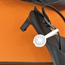 Hermès/爱马仕26WF新品双H扣V口尖头后空平底高跟凉鞋 双H金扣镌刻品牌基因V口剪裁悄悄修饰腿型 Hermès/爱马仕26WF新品双H扣V口尖头后空平底高跟凉鞋 双H金扣镌刻品牌基因V口剪裁悄悄修饰腿型
