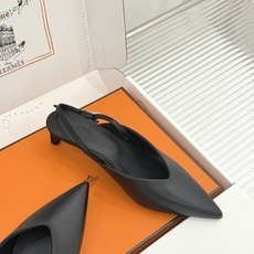 Hermès/爱马仕26WF新品双H扣V口尖头后空平底高跟凉鞋 双H金扣镌刻品牌基因V口剪裁悄悄修饰腿型 Hermès/爱马仕26WF新品双H扣V口尖头后空平底高跟凉鞋 双H金扣镌刻品牌基因V口剪裁悄悄修饰腿型