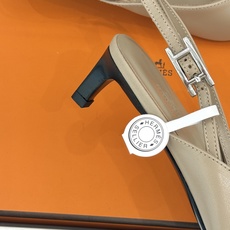 Hermès/爱马仕26WF新品双H扣V口尖头后空平底高跟凉鞋 双H金扣镌刻品牌基因V口剪裁悄悄修饰腿型 Hermès/爱马仕26WF新品双H扣V口尖头后空平底高跟凉鞋 双H金扣镌刻品牌基因V口剪裁悄悄修饰腿型