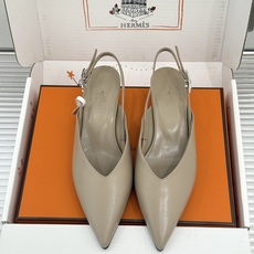 Hermès/爱马仕26WF新品双H扣V口尖头后空平底高跟凉鞋 双H金扣镌刻品牌基因V口剪裁悄悄修饰腿型 Hermès/爱马仕26WF新品双H扣V口尖头后空平底高跟凉鞋 双H金扣镌刻品牌基因V口剪裁悄悄修饰腿型