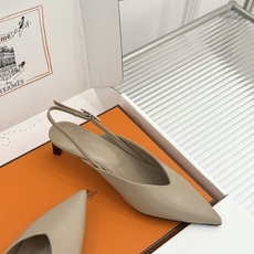Hermès/爱马仕26WF新品双H扣V口尖头后空平底高跟凉鞋 双H金扣镌刻品牌基因V口剪裁悄悄修饰腿型 Hermès/爱马仕26WF新品双H扣V口尖头后空平底高跟凉鞋 双H金扣镌刻品牌基因V口剪裁悄悄修饰腿型