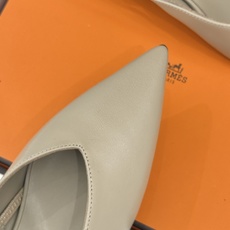 Hermès/爱马仕26WF新品双H扣V口尖头后空平底高跟凉鞋 双H金扣镌刻品牌基因V口剪裁悄悄修饰腿型 Hermès/爱马仕26WF新品双H扣V口尖头后空平底高跟凉鞋 双H金扣镌刻品牌基因V口剪裁悄悄修饰腿型