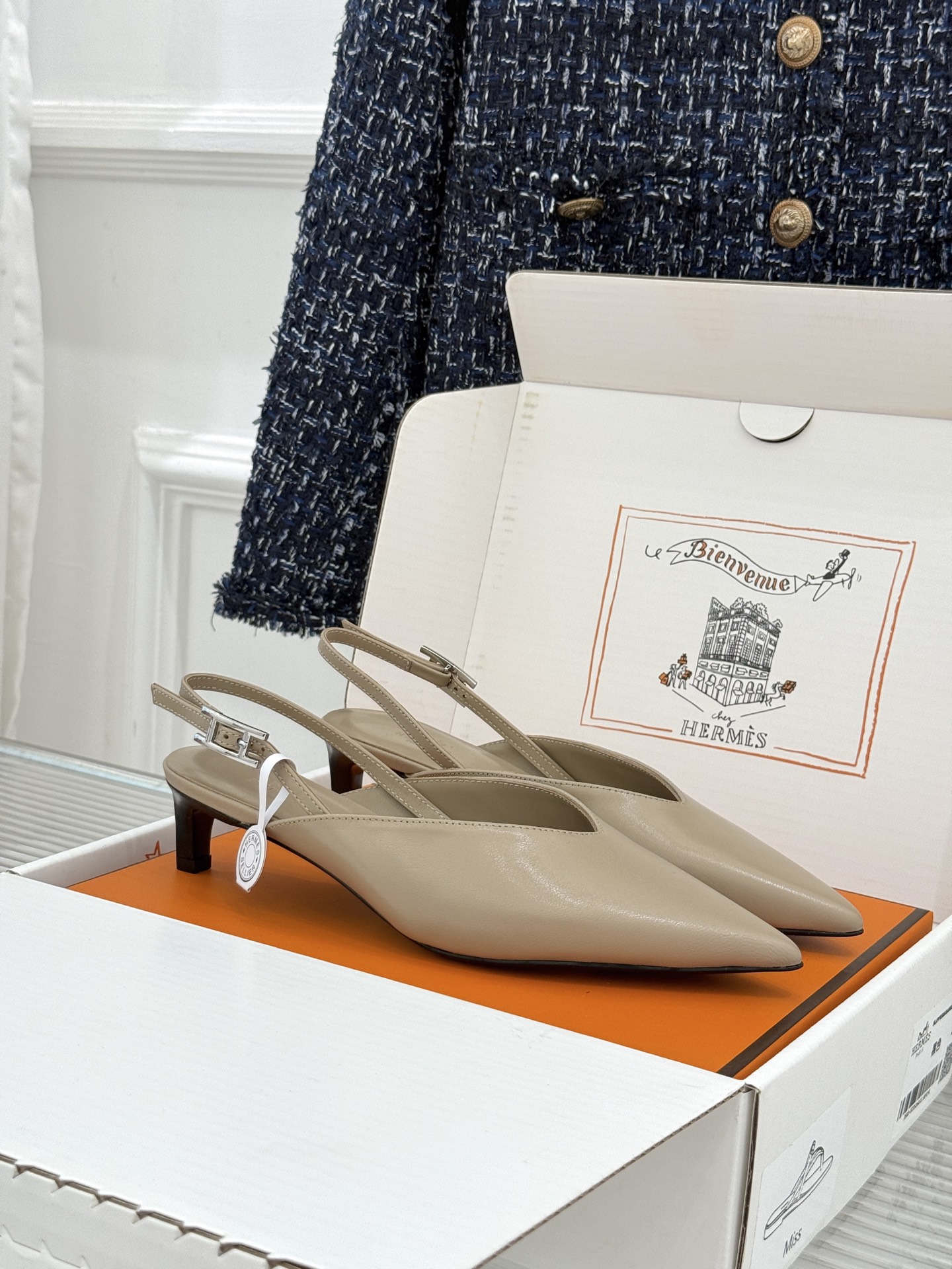 Hermès/爱马仕26WF新品双H扣V口尖头后空平底高跟凉鞋 双H金扣镌刻品牌基因V口剪裁悄悄修饰腿型