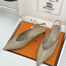 Hermès/爱马仕26WF新品双H扣V口尖头后空平底高跟凉鞋 双H金扣镌刻品牌基因V口剪裁悄悄修饰腿型 Hermès/爱马仕26WF新品双H扣V口尖头后空平底高跟凉鞋 双H金扣镌刻品牌基因V口剪裁悄悄修饰腿型