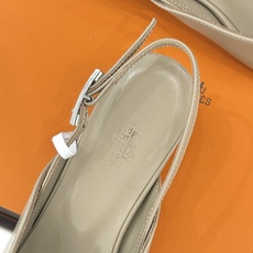 Hermès/爱马仕26WF新品双H扣V口尖头后空平底高跟凉鞋 双H金扣镌刻品牌基因V口剪裁悄悄修饰腿型 Hermès/爱马仕26WF新品双H扣V口尖头后空平底高跟凉鞋 双H金扣镌刻品牌基因V口剪裁悄悄修饰腿型