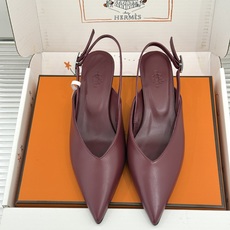 Hermès/爱马仕26WF新品双H扣V口尖头后空平底高跟凉鞋 双H金扣镌刻品牌基因V口剪裁悄悄修饰腿型 Hermès/爱马仕26WF新品双H扣V口尖头后空平底高跟凉鞋 双H金扣镌刻品牌基因V口剪裁悄悄修饰腿型