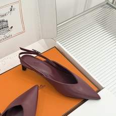 Hermès/爱马仕26WF新品双H扣V口尖头后空平底高跟凉鞋 双H金扣镌刻品牌基因V口剪裁悄悄修饰腿型 Hermès/爱马仕26WF新品双H扣V口尖头后空平底高跟凉鞋 双H金扣镌刻品牌基因V口剪裁悄悄修饰腿型