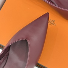 Hermès/爱马仕26WF新品双H扣V口尖头后空平底高跟凉鞋 双H金扣镌刻品牌基因V口剪裁悄悄修饰腿型 Hermès/爱马仕26WF新品双H扣V口尖头后空平底高跟凉鞋 双H金扣镌刻品牌基因V口剪裁悄悄修饰腿型