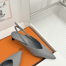 Hermès/爱马仕26WF新品双H扣V口尖头后空平底高跟凉鞋 双H金扣镌刻品牌基因V口剪裁悄悄修饰腿型 Hermès/爱马仕26WF新品双H扣V口尖头后空平底高跟凉鞋 双H金扣镌刻品牌基因V口剪裁悄悄修饰腿型