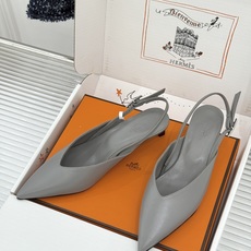 Hermès/爱马仕26WF新品双H扣V口尖头后空平底高跟凉鞋 双H金扣镌刻品牌基因V口剪裁悄悄修饰腿型 Hermès/爱马仕26WF新品双H扣V口尖头后空平底高跟凉鞋 双H金扣镌刻品牌基因V口剪裁悄悄修饰腿型