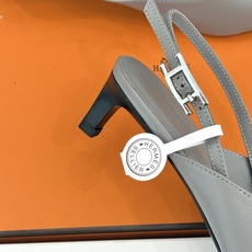 Hermès/爱马仕26WF新品双H扣V口尖头后空平底高跟凉鞋 双H金扣镌刻品牌基因V口剪裁悄悄修饰腿型 Hermès/爱马仕26WF新品双H扣V口尖头后空平底高跟凉鞋 双H金扣镌刻品牌基因V口剪裁悄悄修饰腿型