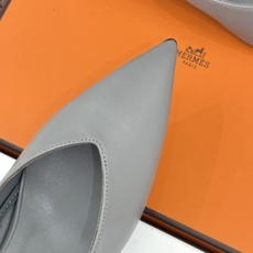 Hermès/爱马仕26WF新品双H扣V口尖头后空平底高跟凉鞋 双H金扣镌刻品牌基因V口剪裁悄悄修饰腿型 Hermès/爱马仕26WF新品双H扣V口尖头后空平底高跟凉鞋 双H金扣镌刻品牌基因V口剪裁悄悄修饰腿型