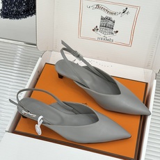 Hermès/爱马仕26WF新品双H扣V口尖头后空平底高跟凉鞋 双H金扣镌刻品牌基因V口剪裁悄悄修饰腿型 Hermès/爱马仕26WF新品双H扣V口尖头后空平底高跟凉鞋 双H金扣镌刻品牌基因V口剪裁悄悄修饰腿型