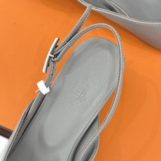 Hermès/爱马仕26WF新品双H扣V口尖头后空平底高跟凉鞋 双H金扣镌刻品牌基因V口剪裁悄悄修饰腿型 Hermès/爱马仕26WF新品双H扣V口尖头后空平底高跟凉鞋 双H金扣镌刻品牌基因V口剪裁悄悄修饰腿型