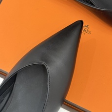 Hermès/爱马仕26WF新品双H扣V口尖头后空平底高跟凉鞋 双H金扣镌刻品牌基因V口剪裁悄悄修饰腿型 Hermès/爱马仕26WF新品双H扣V口尖头后空平底高跟凉鞋 双H金扣镌刻品牌基因V口剪裁悄悄修饰腿型
