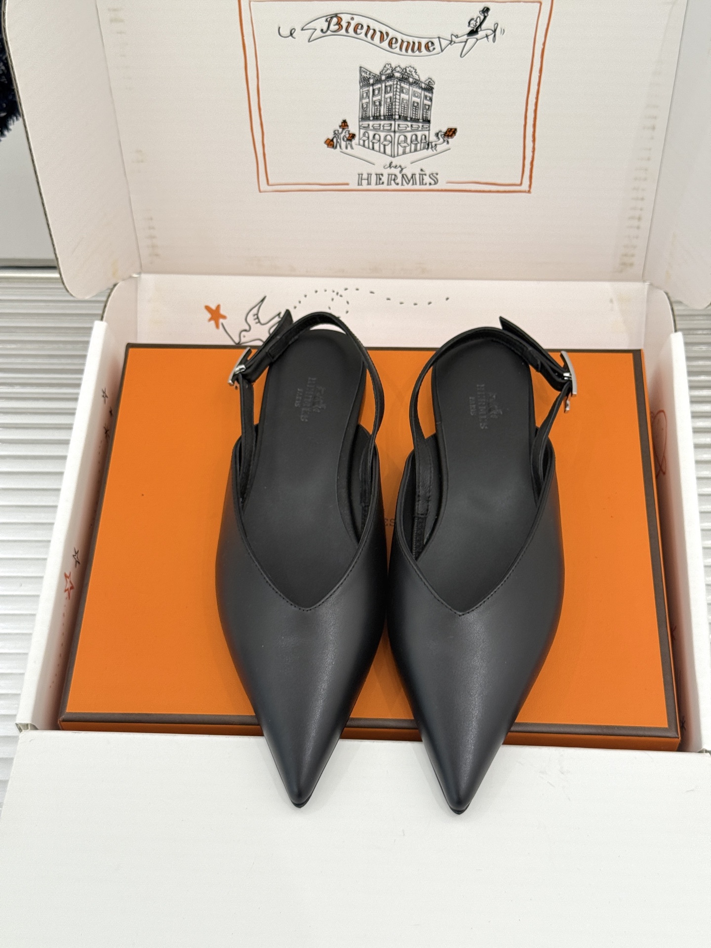 Hermès/爱马仕26WF新品双H扣V口尖头后空平底高跟凉鞋 双H金扣镌刻品牌基因V口剪裁悄悄修饰腿型 Hermès/爱马仕26WF新品双H扣V口尖头后空平底高跟凉鞋 双H金扣镌刻品牌基因V口剪裁悄悄修饰腿型