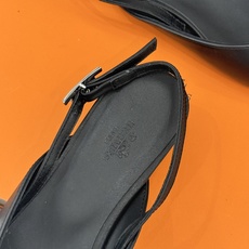 Hermès/爱马仕26WF新品双H扣V口尖头后空平底高跟凉鞋 双H金扣镌刻品牌基因V口剪裁悄悄修饰腿型 Hermès/爱马仕26WF新品双H扣V口尖头后空平底高跟凉鞋 双H金扣镌刻品牌基因V口剪裁悄悄修饰腿型