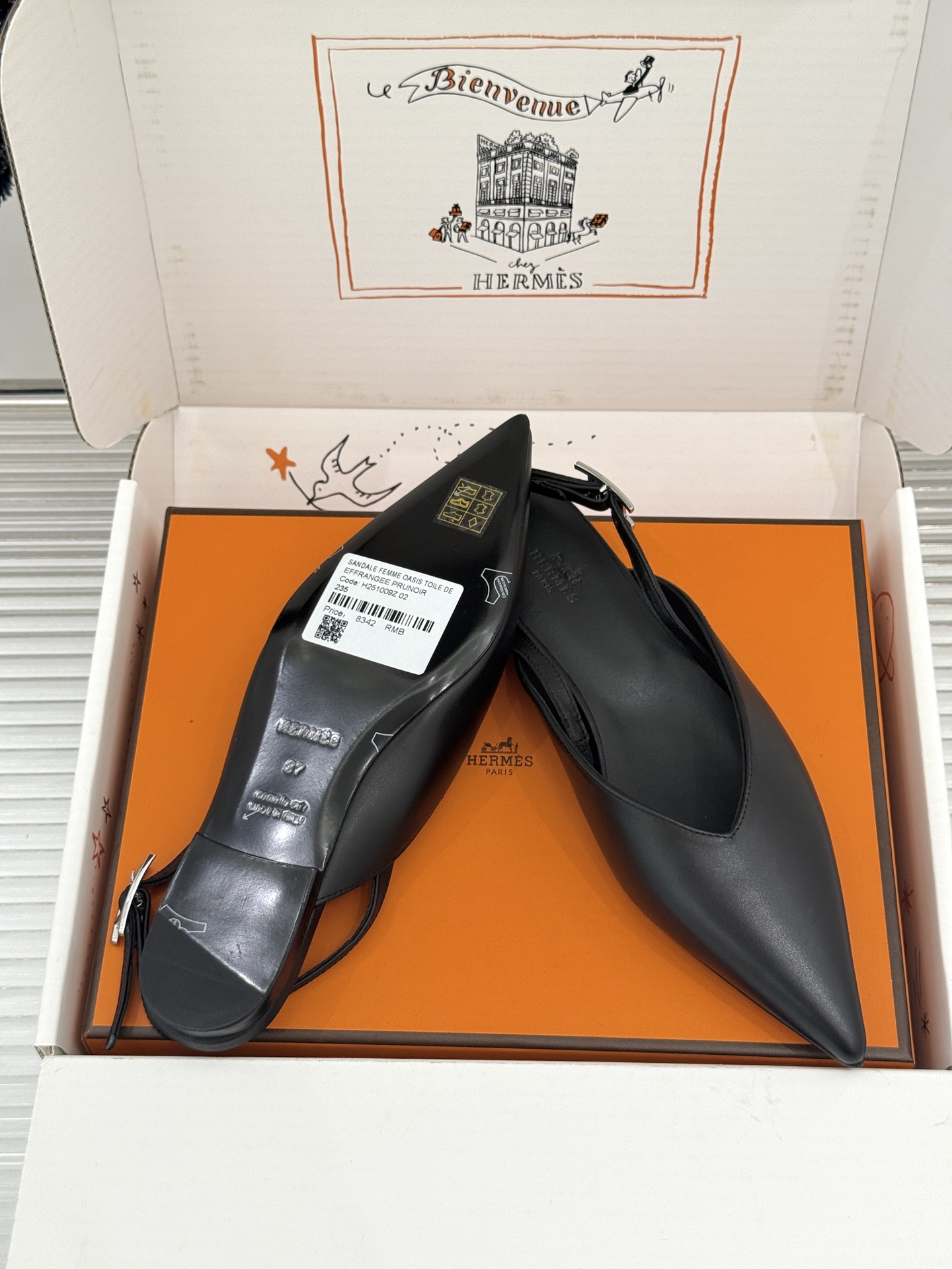 Hermès/爱马仕26WF新品双H扣V口尖头后空平底高跟凉鞋 双H金扣镌刻品牌基因V口剪裁悄悄修饰腿型 Hermès/爱马仕26WF新品双H扣V口尖头后空平底高跟凉鞋 双H金扣镌刻品牌基因V口剪裁悄悄修饰腿型