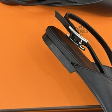 Hermès/爱马仕26WF新品双H扣V口尖头后空平底高跟凉鞋 双H金扣镌刻品牌基因V口剪裁悄悄修饰腿型 Hermès/爱马仕26WF新品双H扣V口尖头后空平底高跟凉鞋 双H金扣镌刻品牌基因V口剪裁悄悄修饰腿型
