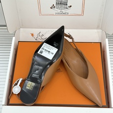 Hermès/爱马仕26WF新品双H扣V口尖头后空平底高跟凉鞋 双H金扣镌刻品牌基因V口剪裁悄悄修饰腿型 Hermès/爱马仕26WF新品双H扣V口尖头后空平底高跟凉鞋 双H金扣镌刻品牌基因V口剪裁悄悄修饰腿型