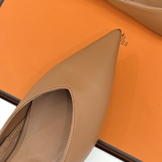 Hermès/爱马仕26WF新品双H扣V口尖头后空平底高跟凉鞋 双H金扣镌刻品牌基因V口剪裁悄悄修饰腿型 Hermès/爱马仕26WF新品双H扣V口尖头后空平底高跟凉鞋 双H金扣镌刻品牌基因V口剪裁悄悄修饰腿型
