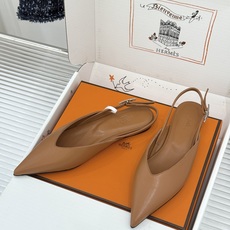 Hermès/爱马仕26WF新品双H扣V口尖头后空平底高跟凉鞋 双H金扣镌刻品牌基因V口剪裁悄悄修饰腿型 Hermès/爱马仕26WF新品双H扣V口尖头后空平底高跟凉鞋 双H金扣镌刻品牌基因V口剪裁悄悄修饰腿型