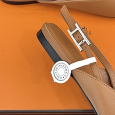 Hermès/爱马仕26WF新品双H扣V口尖头后空平底高跟凉鞋 双H金扣镌刻品牌基因V口剪裁悄悄修饰腿型 Hermès/爱马仕26WF新品双H扣V口尖头后空平底高跟凉鞋 双H金扣镌刻品牌基因V口剪裁悄悄修饰腿型