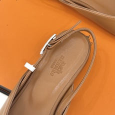 Hermès/爱马仕26WF新品双H扣V口尖头后空平底高跟凉鞋 双H金扣镌刻品牌基因V口剪裁悄悄修饰腿型 Hermès/爱马仕26WF新品双H扣V口尖头后空平底高跟凉鞋 双H金扣镌刻品牌基因V口剪裁悄悄修饰腿型