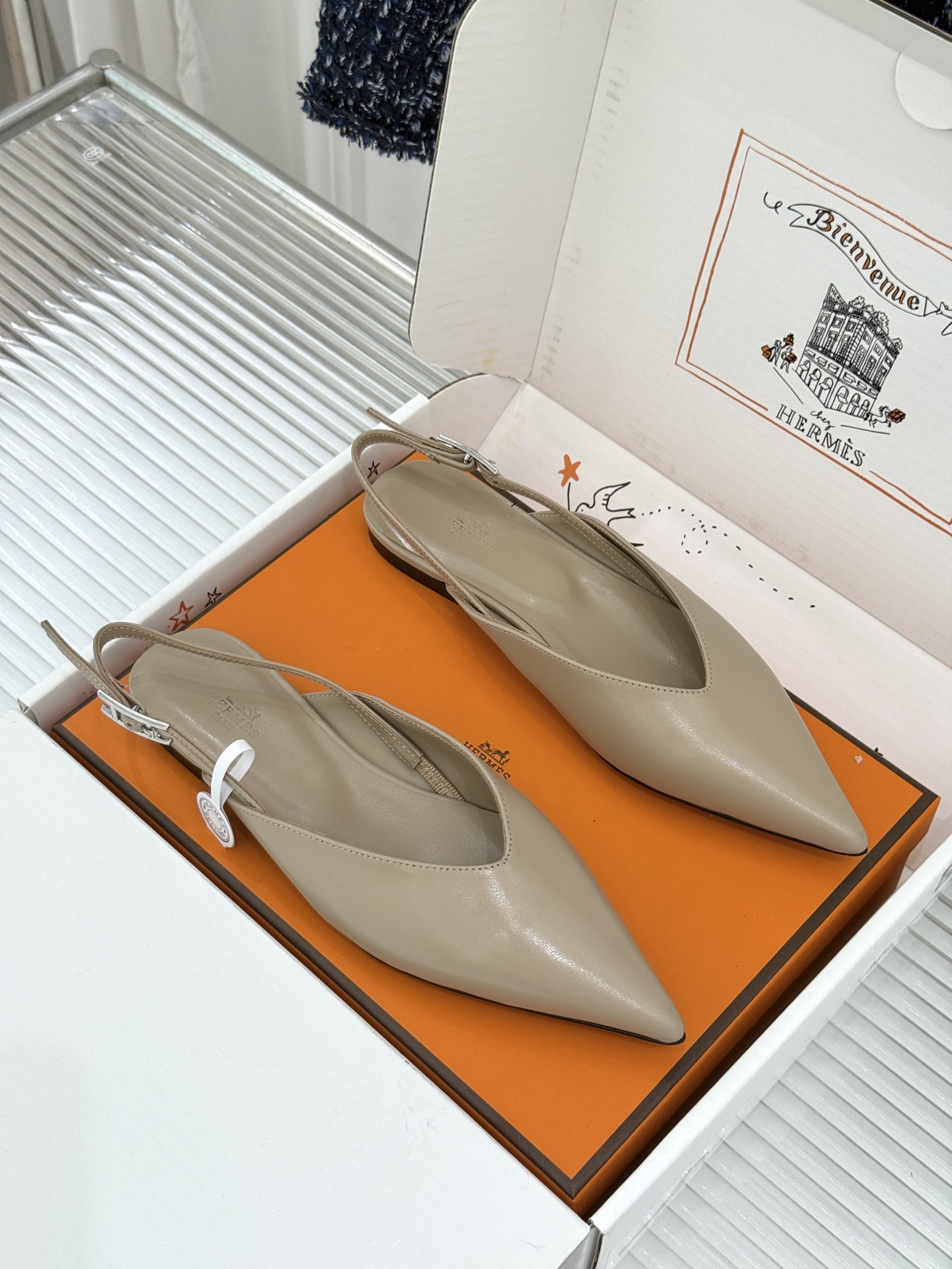 Hermès/爱马仕26WF新品双H扣V口尖头后空平底高跟凉鞋 双H金扣镌刻品牌基因V口剪裁悄悄修饰腿型