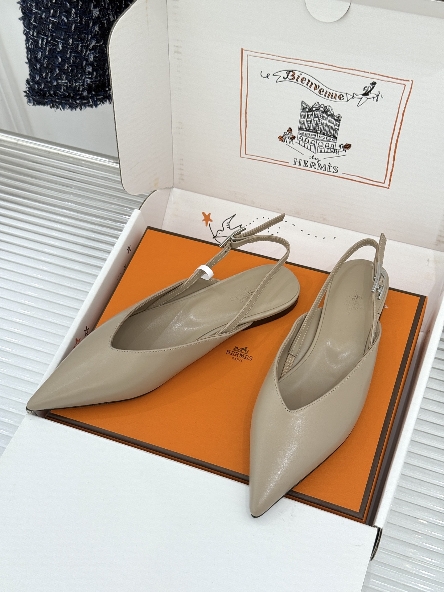 Hermès/爱马仕26WF新品双H扣V口尖头后空平底高跟凉鞋 双H金扣镌刻品牌基因V口剪裁悄悄修饰腿型