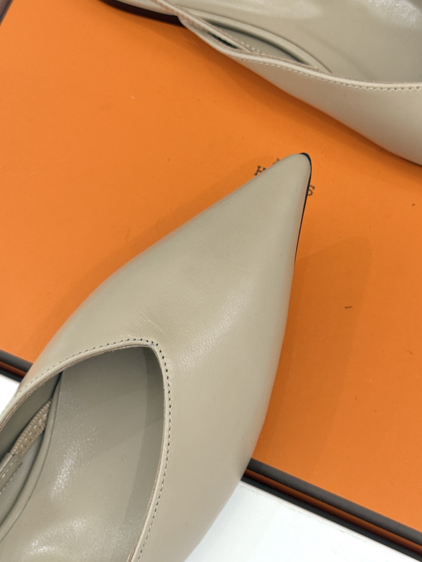 Hermès/爱马仕26WF新品双H扣V口尖头后空平底高跟凉鞋 双H金扣镌刻品牌基因V口剪裁悄悄修饰腿型