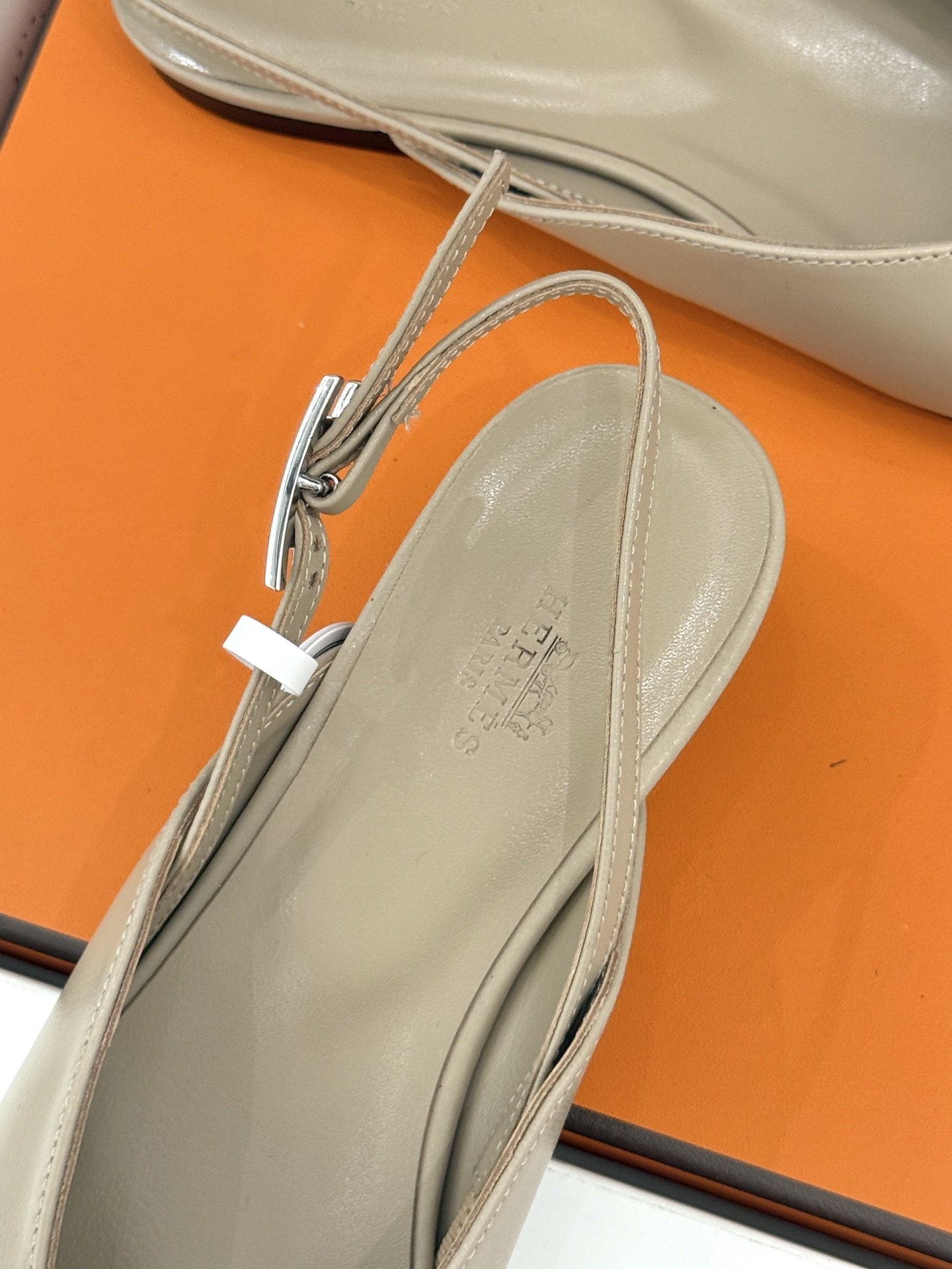 Hermès/爱马仕26WF新品双H扣V口尖头后空平底高跟凉鞋 双H金扣镌刻品牌基因V口剪裁悄悄修饰腿型