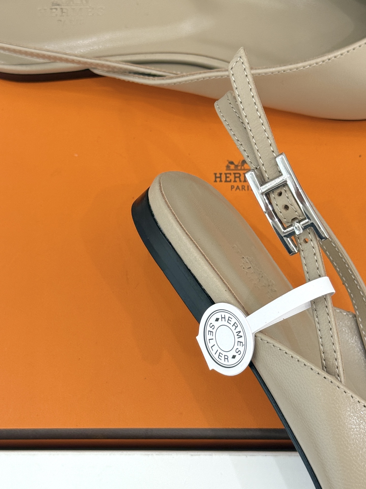 Hermès/爱马仕26WF新品双H扣V口尖头后空平底高跟凉鞋 双H金扣镌刻品牌基因V口剪裁悄悄修饰腿型