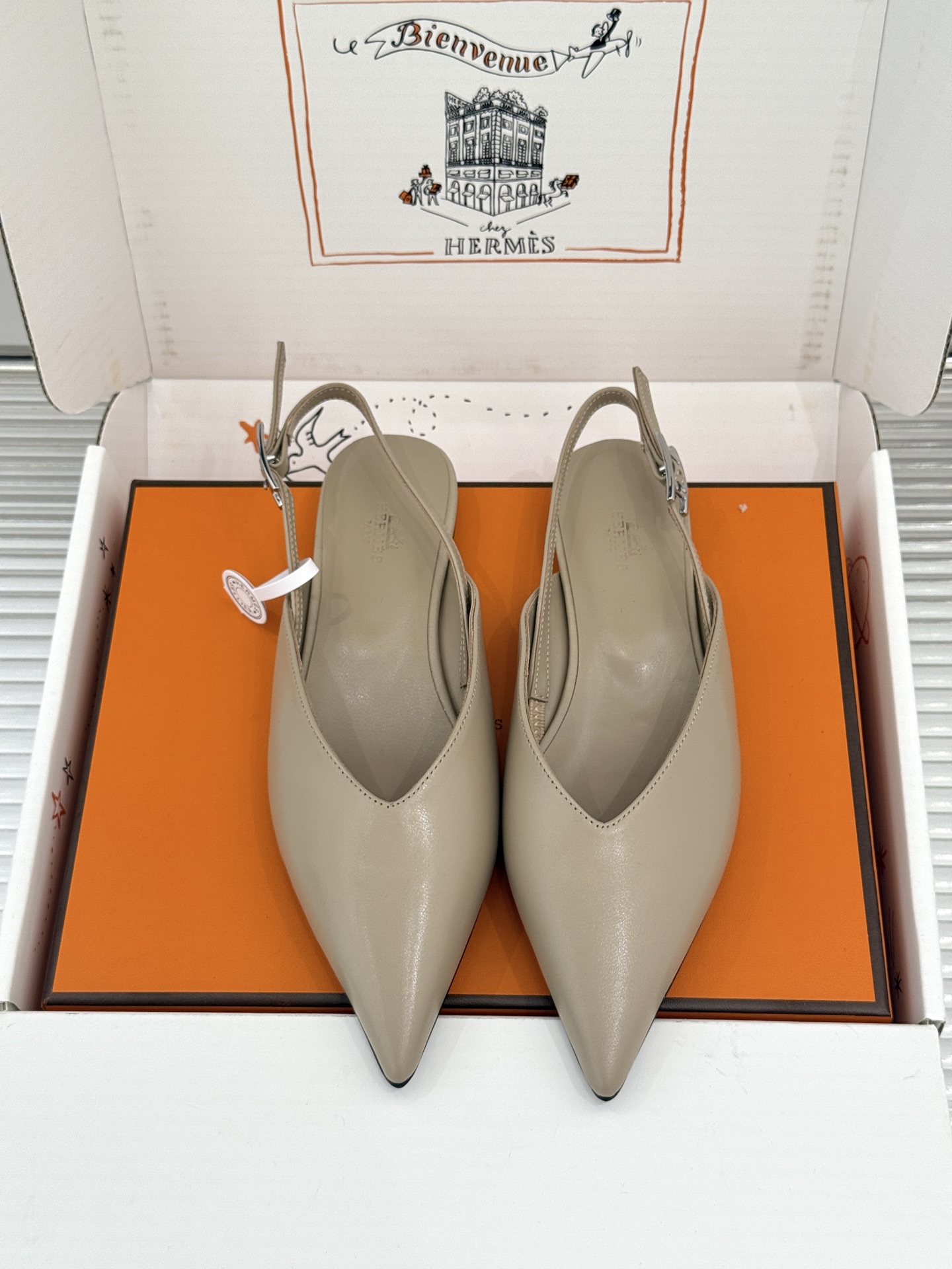 Hermès/爱马仕26WF新品双H扣V口尖头后空平底高跟凉鞋 双H金扣镌刻品牌基因V口剪裁悄悄修饰腿型